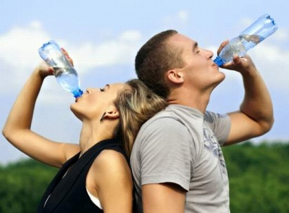 Người bệnh gút nên uống ít nhất 2 lít nước mỗi ngày để tăng đào thải acid uric