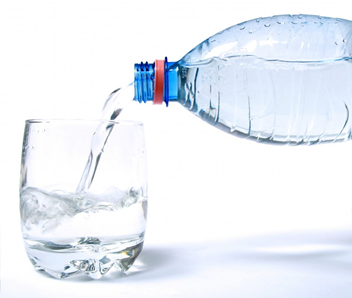Bệnh nhân bị gút nên uống từ 2,5 - 3L nước/ ngày