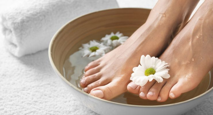Ngâm chân với thảo dược giúp người bệnh bớt đau hơn khi bị cơn gút cấp tấn công