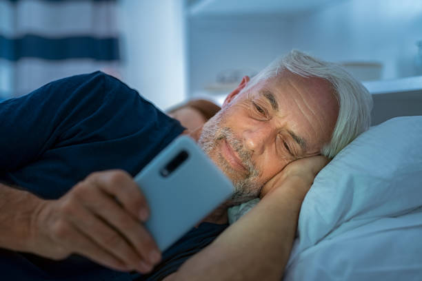 Người già nên tránh xa các thiết bị điện tử trước khi đi ngủ