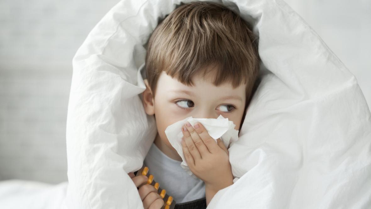 Sốt, chảy nước mũi, ho,… là những triệu chứng điển hình của cảm lạnh.