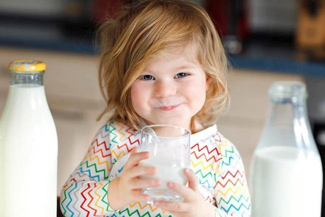 Cha mẹ nên cho trẻ uống một ly sữa vào buổi sáng