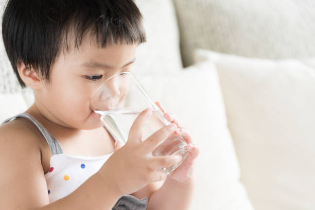 Cha mẹ cần cho trẻ uống nhiều nước khi bị sốt