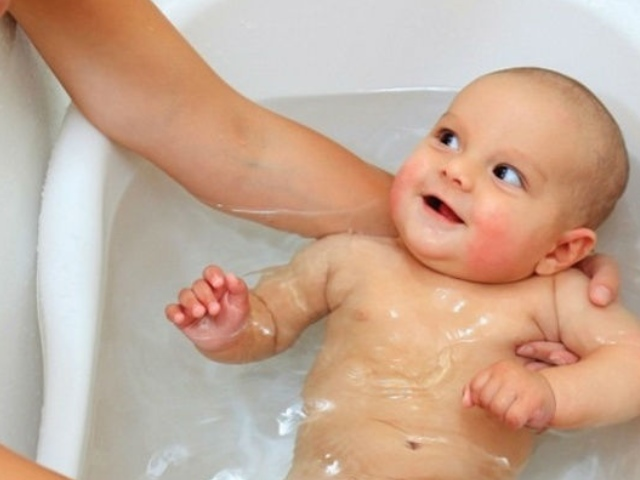 Tắm đúng cách sẽ giúp con hạ thân nhiệt, bệnh mau khỏe hơn