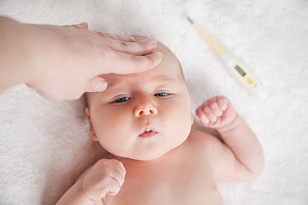 Trẻ sốt có nên tắm không? Phải làm sao để con khỏe mạnh?