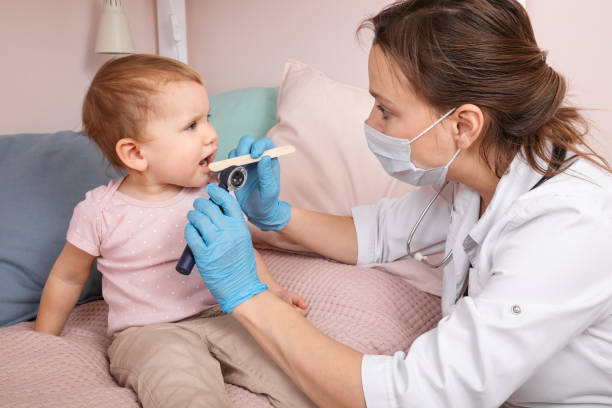Viêm họng là nguyên nhân phổ biến gây sốt ở trẻ