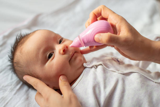 Cha mẹ nên vệ sinh mũi bằng nước muối sinh lý cho con hằng ngày