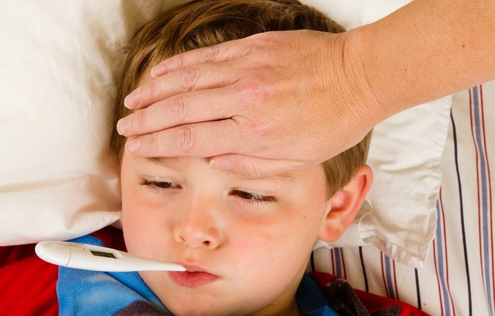 Trẻ bị tay chân miệng có thể sốt nhẹ hoặc sốt cao