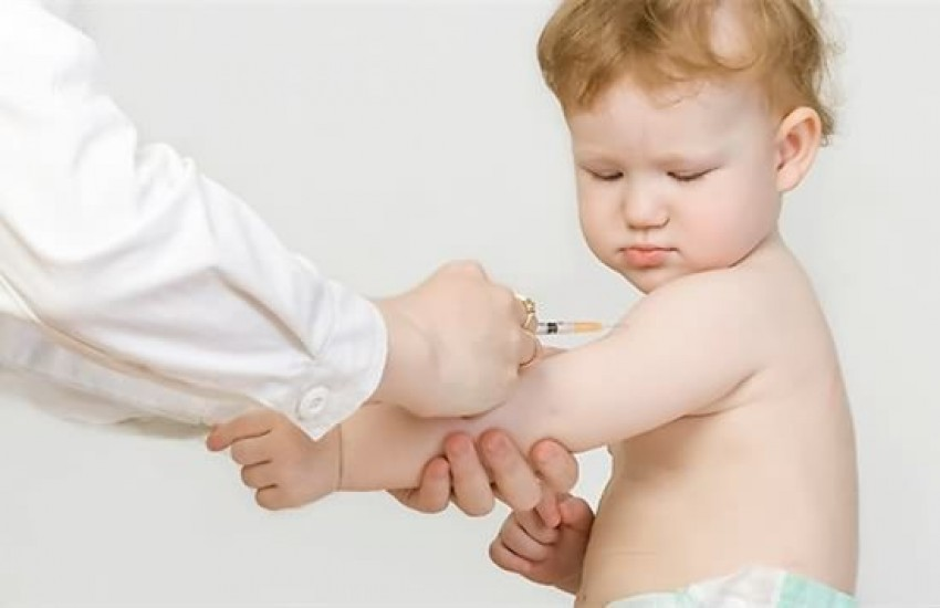 Cha mẹ nên đưa trẻ đi tiêm vắc-xin đầy đủ và đúng thời điểm