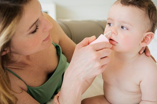 Vệ sinh tai- mũi- miệng cho trẻ bằng nước muối sinh lý