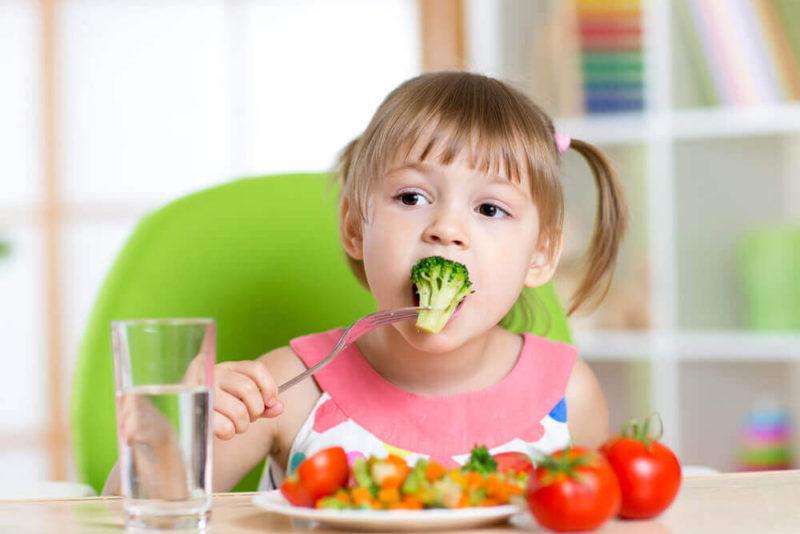 Cho trẻ ngồi ăn ngoan trên bàn ghế, không vừa ăn vừa chơi hoặc xem ti vi