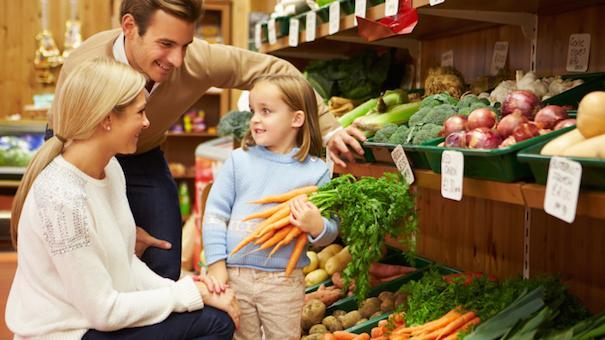 Cho trẻ đi chợ cùng mẹ để cải thiện tình trạng trẻ biếng ăn