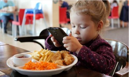 Cho trẻ vừa ăn vừa xem điện thoại khiến tình trạng trẻ biếng ăn trầm trọng hơn