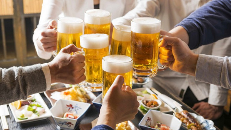 Thường xuyên uống rượu bia làm tăng nguy cơ mắc u xơ tuyến tiền liệt