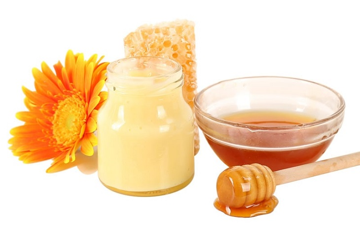 Pha sữa ong chúa với mật ong, uống sáng và tối giúp cải thiện sức khỏe sinh lý nam giới