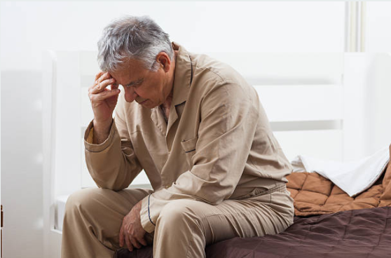 Người cao tuổi bị mất ngủ do thiếu hụt hormon tăng trưởng HGH