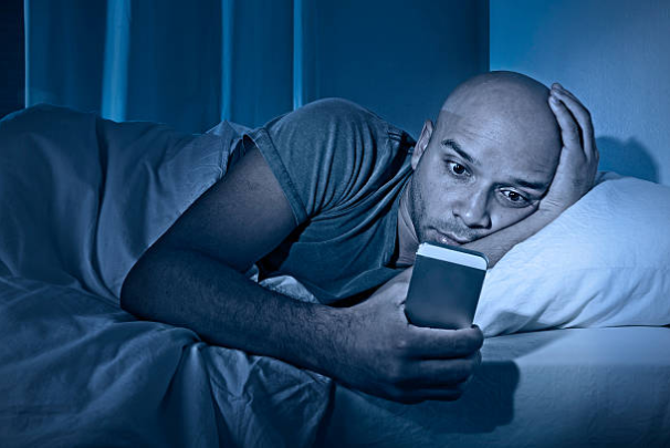 Dùng điện thoại trước khi ngủ gây mất ngủ