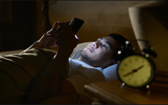 Sử dụng thiết bị điện tử vào ban đêm gây khó ngủ hơn