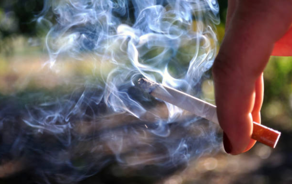 Khói thuốc nhả ra từ điếu thuốc có nhiều chất độc hại hơn so với luồng khói nhả ra từ người hút