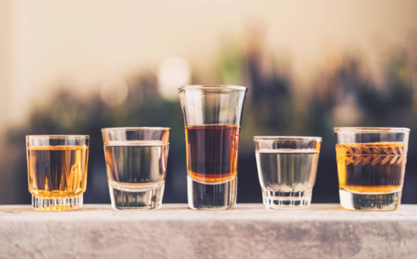 Yếu tố nào ảnh hưởng đến việc chuyển hóa rượu trong cơ thể?