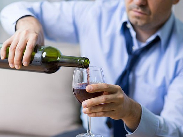 Uống rượu thường xuyên không làm tăng tửu lượng mà còn khiến bạn nghiện rượu