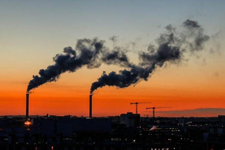 Khí thải từ sản xuất chứa rất nhiều chất độc hại.
