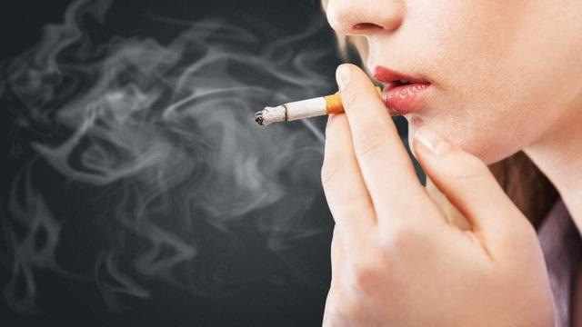 Khói thuốc lá, thuốc lào là một trong những nguyên nhân gây ra bệnh viêm phế quản mãn tính