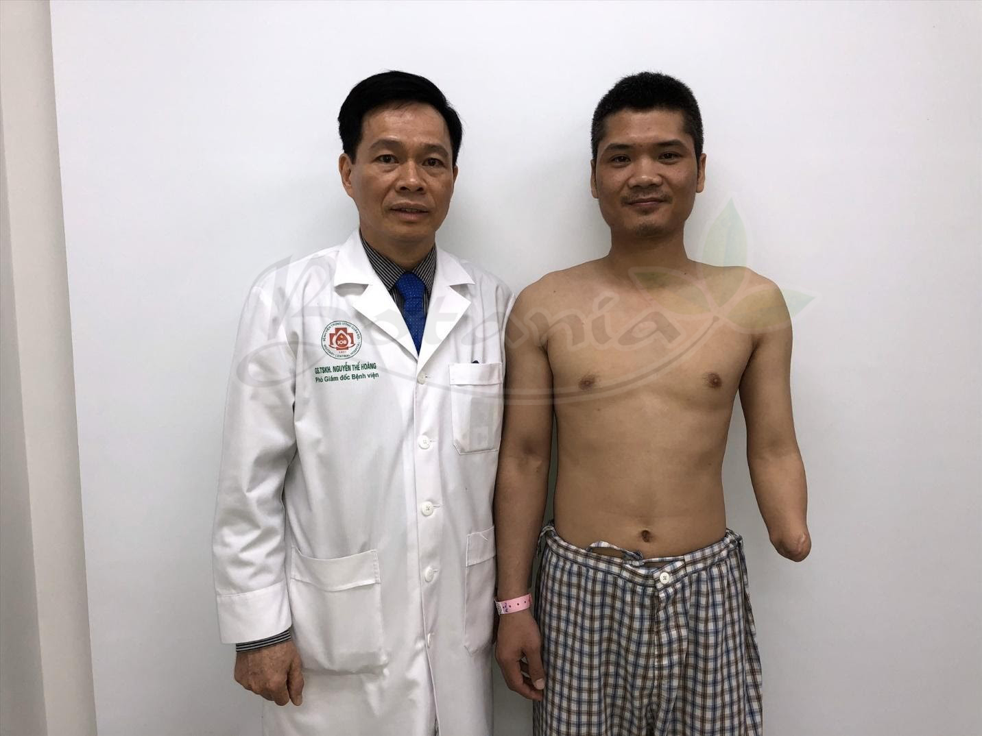 Giáo sư Nguyễn Thế Hoàng cùng bệnh nhân trước khi mổ
