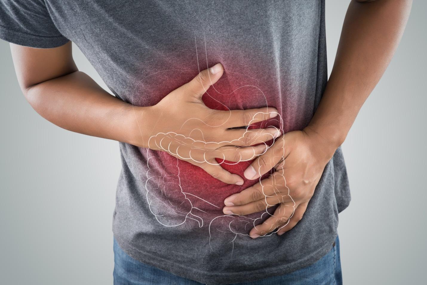 Đau tức vùng bụng là triệu chứng thường gặp ở người bệnh IBS.