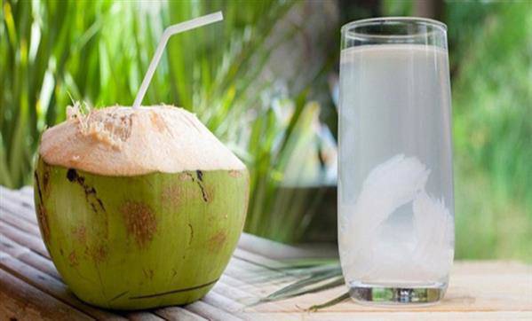 Viêm đại tràng uống nước dừa được không ?