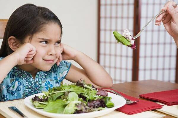 Hỏi: Bé nhà mình rất lười ăn đặc biệt là rau củ. Có biện pháp nào giúp bé ăn rau củ nhiều không ạ? 
