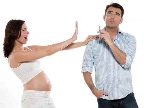 Nguy cơ s_ảy th_ai cao ở những bà bầu có chồng hút thuốc lá