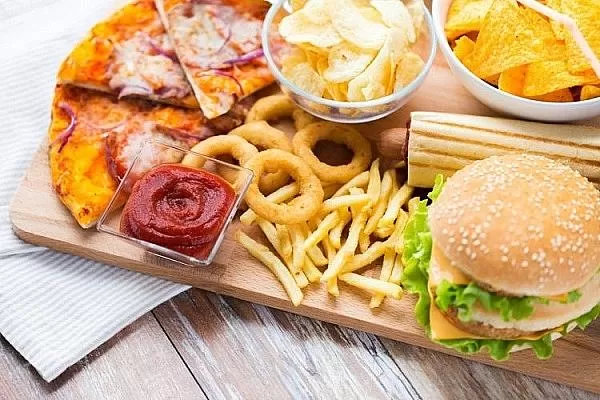 Người bệnh nên hạn chế sử dụng đồ ăn nhiều dầu mỡ.