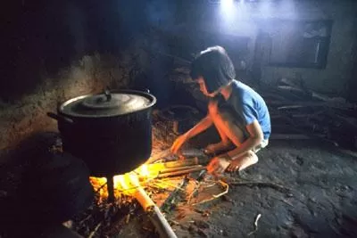 Đun bếp củi trong môi trường kém thoáng khí làm tăng nguy cơ mắc ung thư phổi