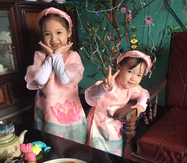 Hai bé Tú Linh (5 tuổi) và Minh Khuê (3 tuổi), con chị Hoàng Thị Tân