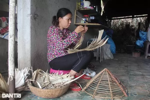 Kinh tế cả gia đình bây giờ trông chờ vào công việc đan nón của chị Thảo
