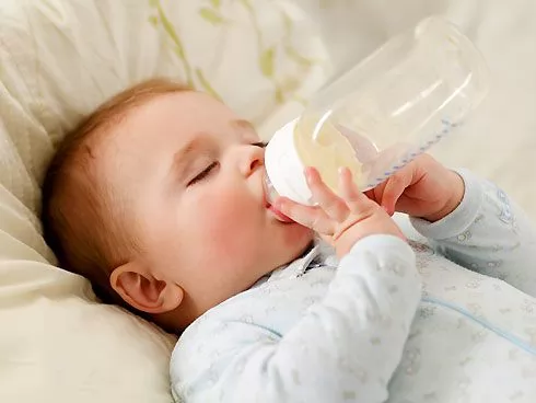 Hỏi: Cháu tôi được 7 tháng, hay ốm nên phải dùng kháng sinh, đi ngoài phân lỏng. Hỏi cách điều trị?