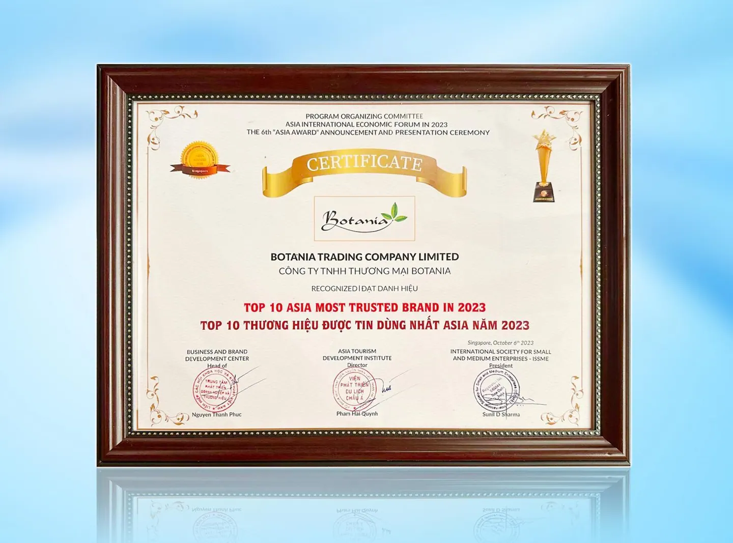 Cúp và bằng khen của giải thưởng Top 10 Thương hiệu được tin dùng nhất ASIA
